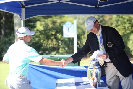 Golfer and Volunteer shaking hands