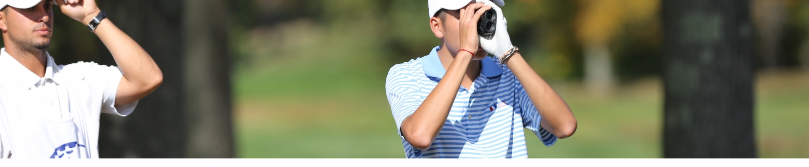 Golfer using range rinder